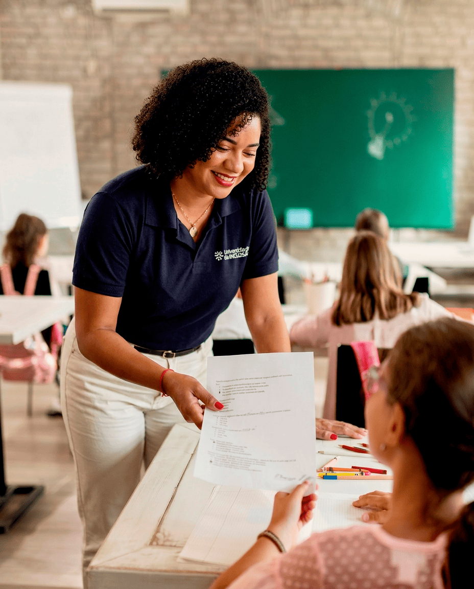 Educadora orientando alunos em sala de aula inclusiva